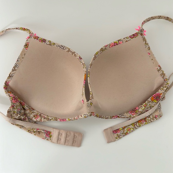 Victoria’s Secret plunge (padded) 34C. Neutral floral pattern with rhinestones. - Picture 4 of 6